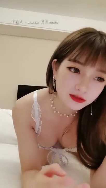 小姐姐十九岁性感红唇白皙美乳妹子两场啪啪秀，骑坐摸逼摩擦上下套弄猛操逼逼无毛