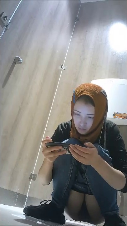 厕拍达人料理店女厕所定点全景偸拍多位女顾客和女店员大小便清纯眼镜妹尿完站着不提裤子玩手机阴毛厚重