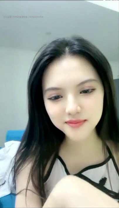 湖南长沙女神 小芊 ，无可挑剔的精致五官，好清新的皎容，网友让小芊骚起来，甜美又听话，揉奶，丁字裤使劲勒逼娇喘！