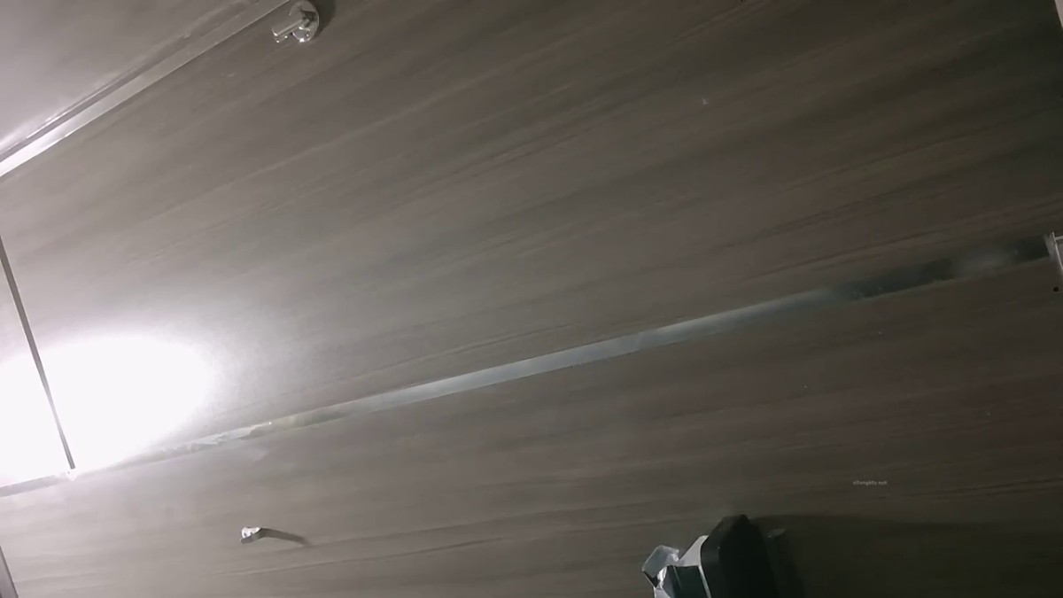 三月新流出大神潜入商场附近 女厕后拍各种大屁股美女尿尿镜头放得有点近光线不够.