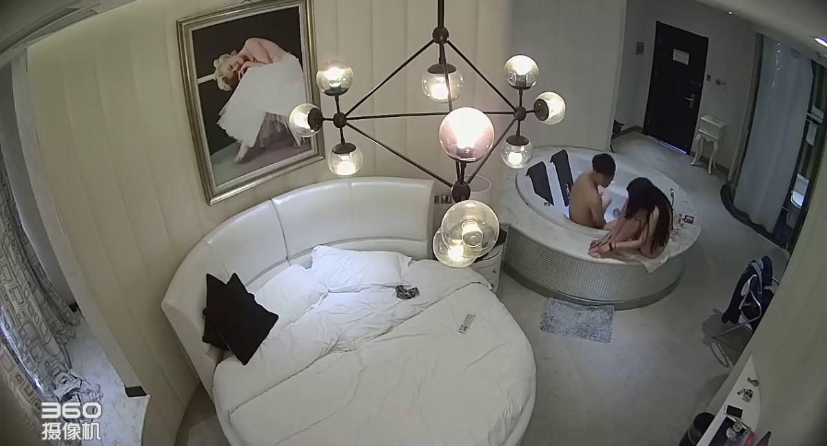 特色酒店豪华房偷拍和长发苗条女同事开房干累了在按摩浴缸吃点东西补充一下