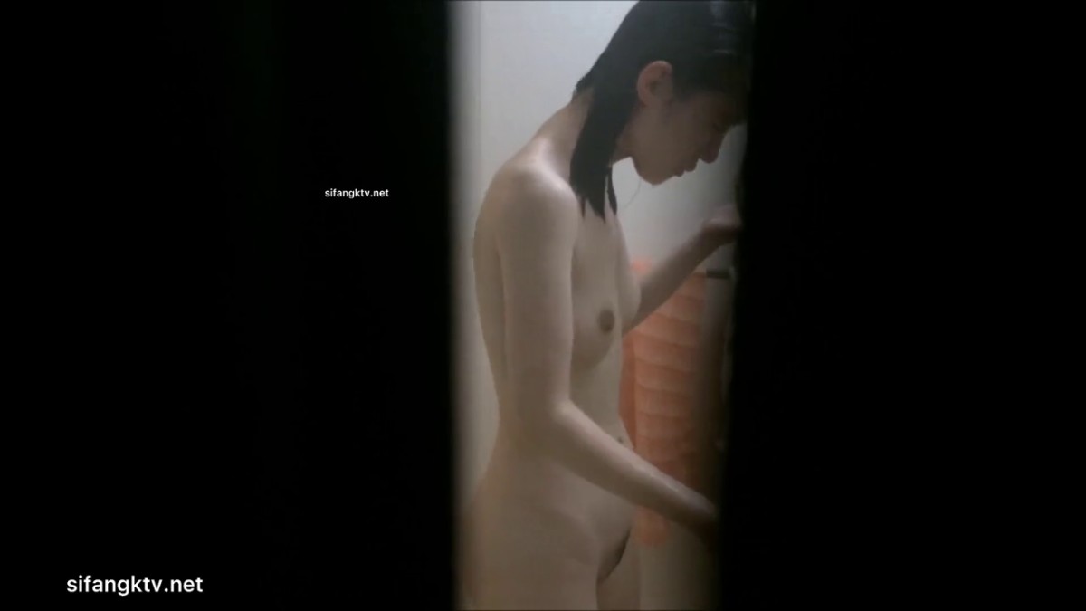 青春期躁动无良哥哥浴室门缝偷窥 上大一的亲妹妹洗澡