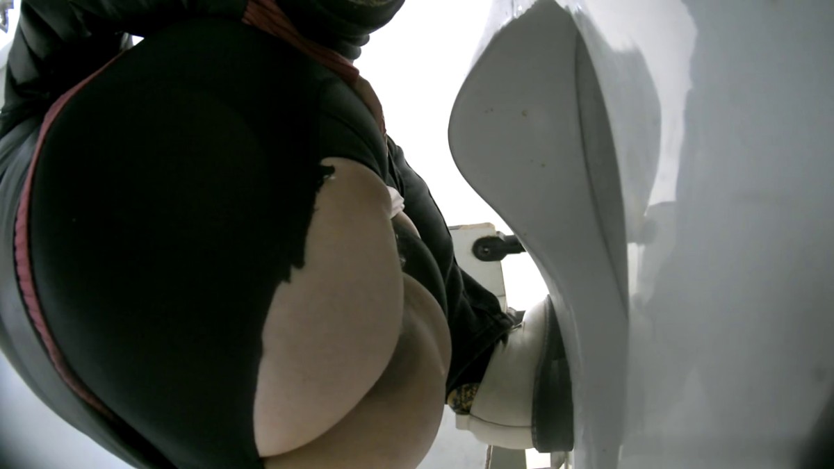 五月新流出厕拍大神潜入某单位女厕全景后拍眼镜少妇姐姐真聪明把裤袜剪破了方便上厕所