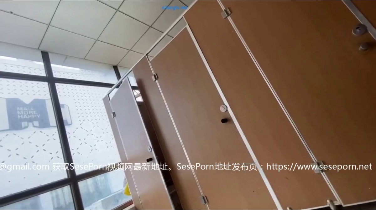 《魔手 外购》都市坑神溜进商场西餐厅极限偸拍多位年轻姑娘中途上厕所进去现场实拍出来时再拍个脸 商城1_(new)