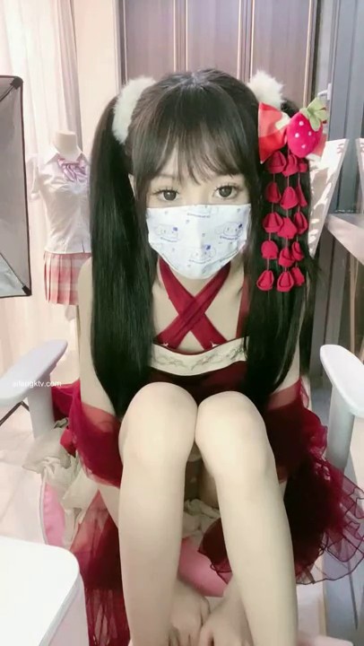 在校高生学妹萝莉【黎酱不爱吃青菜】翘起迷你屁屁 自慰了~！-黎酱不爱吃青菜 10-24-1 _(new)