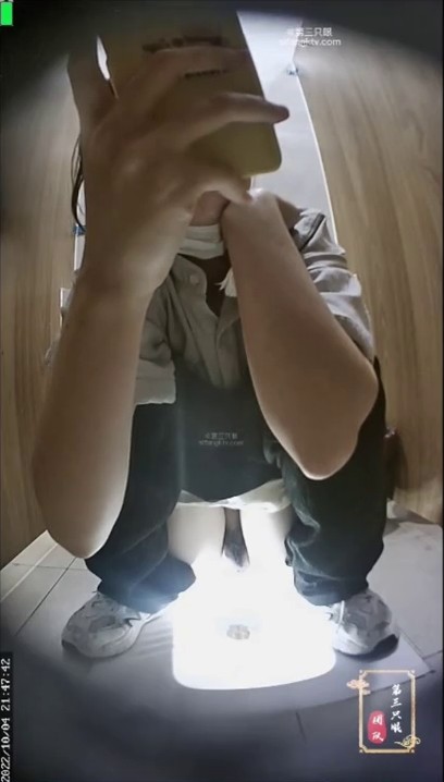 【厕拍】原创首发10月5日 最新 国内酒吧偷拍-清纯白虎逼2-5