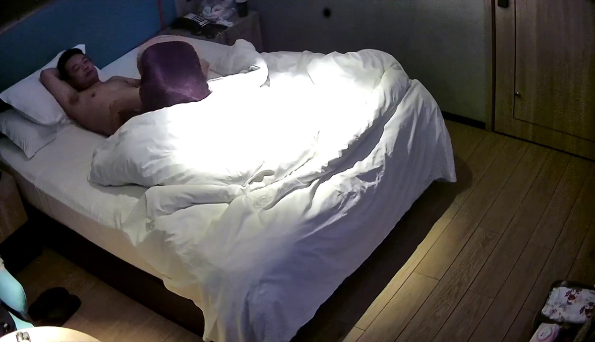 10-5新流出酒店偷拍 紫色睡衣巨乳少妇假期和单位奸夫幽会草完还没满足
