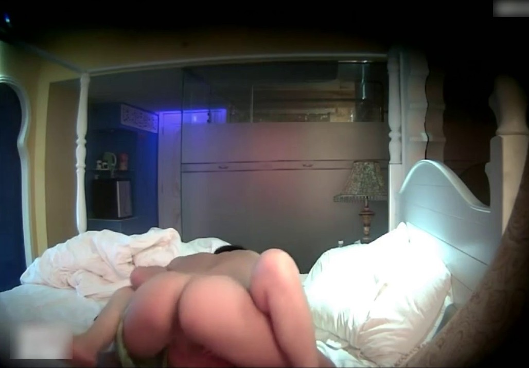 猥琐小青年与长发漂亮妹子开房造爱妹子有些娇羞不配合被小伙按倒扒光强行进入啪啪射完妹子拿着避孕套研究精子