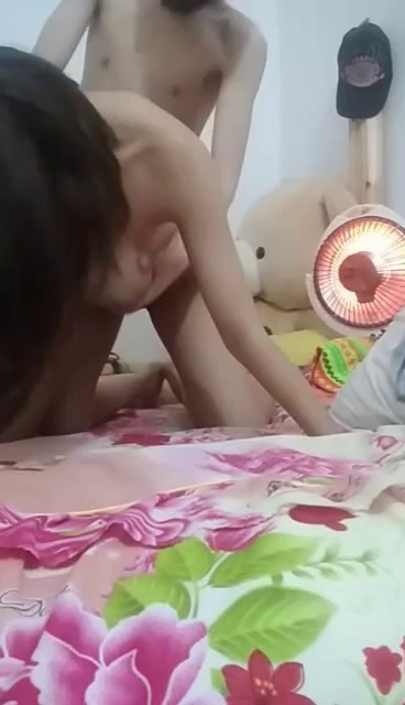 正在睡觉的小骚逼被渣男强势拽起，脱了衣服才发现很有料，极品爆乳跪舔鸡巴，抓着胳膊后入爆草捏她奶子太爽2