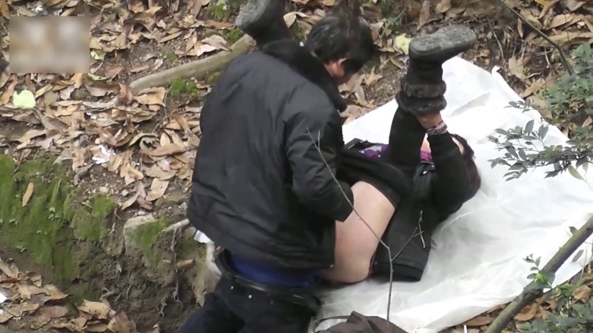 长焦距TP公园密林中年大叔泄火找个中年熟女野鸡啪啪大妈下面保养的还不错还是一线天内射完给20块一起牵手离开