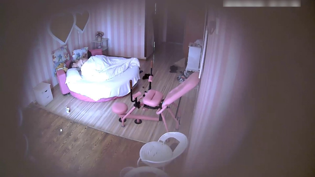 专业炮房年轻大学生情侣开房爱爱高挑美腿长发美女乳房又白又大又挺还体验一下炮椅被四眼小伙舔完再干打了4炮