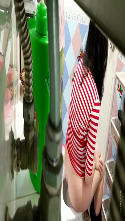 私房九月新品【稀缺偷拍】 广州某足疗店女卫生间员工如厕流出眼镜妹诡异的眼神看摄像头背景粤语对话10