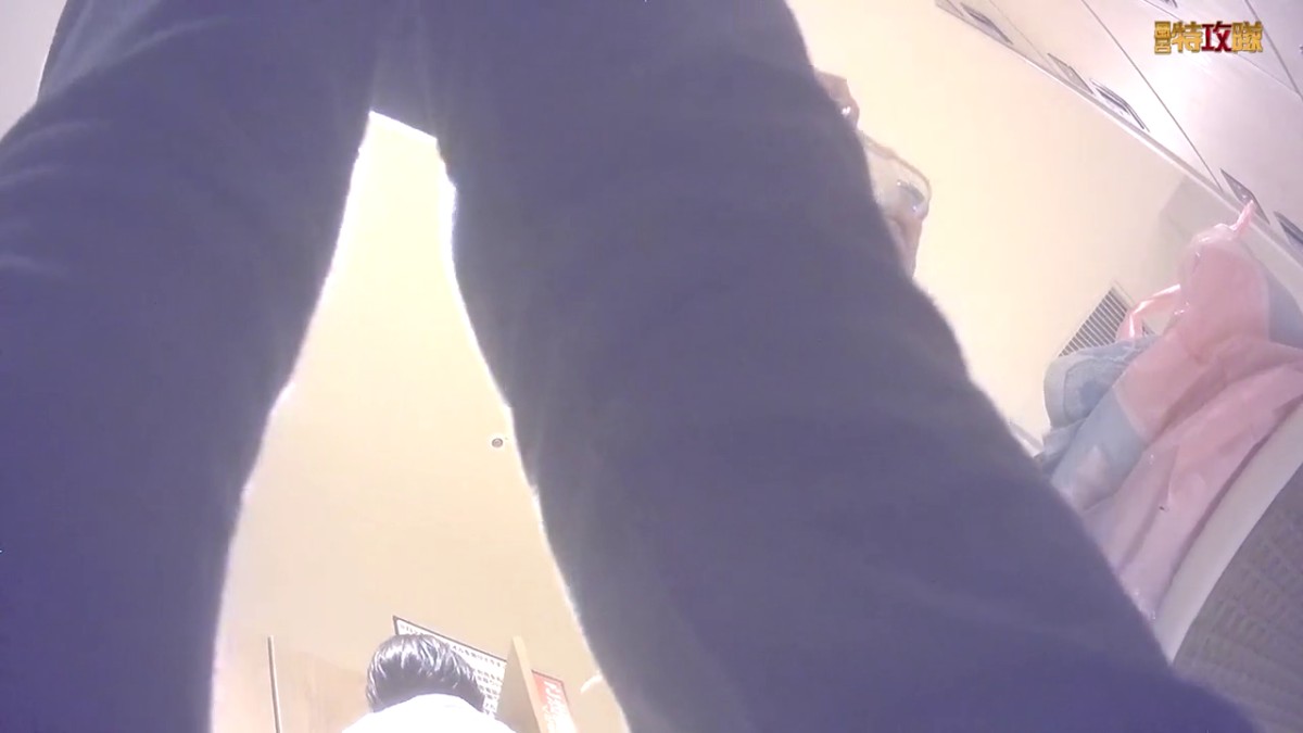 10月新品风吕特攻专业女盗手暗藏高清设备偸拍 洗浴中心女宾部换衣室内部春色