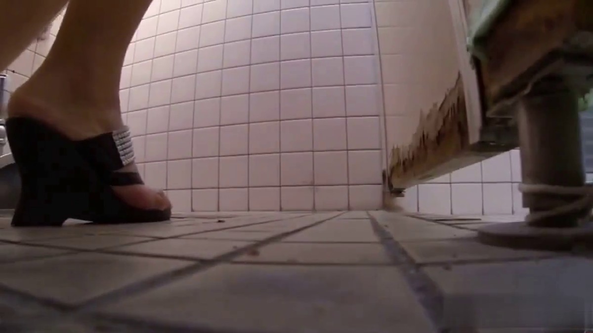 10月新流出偷拍牛人躲藏路边隔板蹲厕摆好 偷拍设备开着小手电偷拍隔壁厕位几个美女尿尿非常清晰