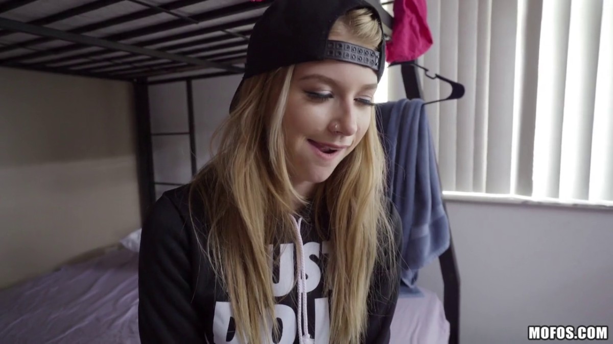 睡觉时青春漂亮的女友来到家里脱光光主动吸允扭动，这前凸后翘的好身材挡不住鸡巴立马硬了狠插啊1080P高清