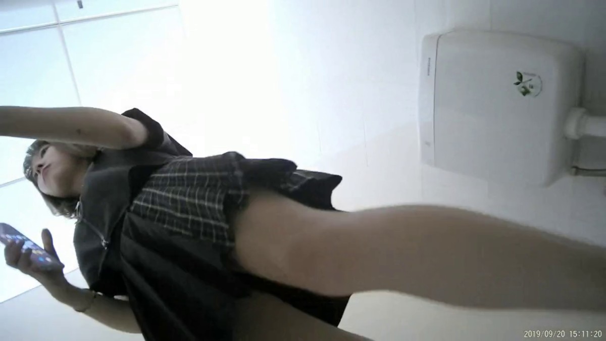 外购《前后景》 漂亮美女拿测孕棒测孕 看来被内射了 看表情很复杂 看来被种上了 高清1080P版