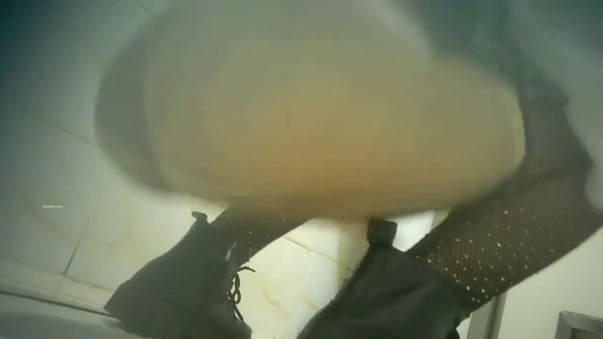 私房三月流出商场女厕 固定后拍进门拍脸牛仔裙美眉吊着根长长的白带