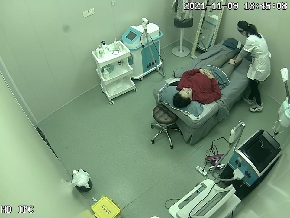 私房一月最新流出 稀有黑客破解美容院摄像头11-12月胸部按摩激光雷射除逼毛2021-11-9(1)-1