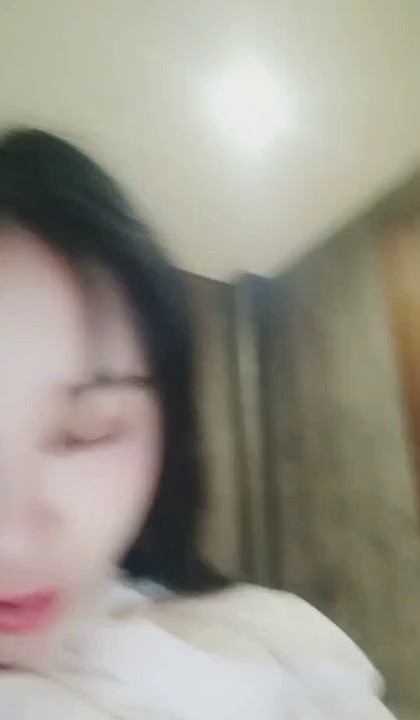 刚花大价钱做完整形美容的网红妹子在网吧玩露出被隔壁小伙发现了直接硬来掏出鸡巴就吃太吓人了