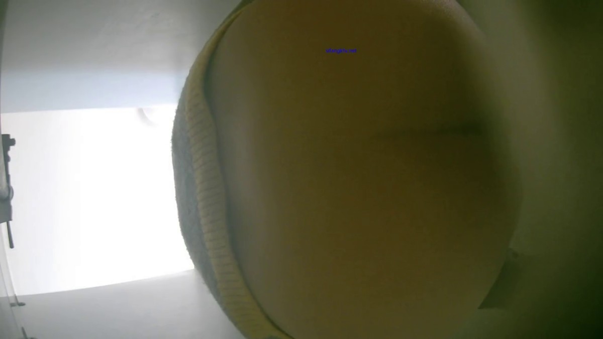 【极品厕拍】原版无水印呈现《超清晰1080P全景偷拍大型溜冰场内部女卫生间》之五
