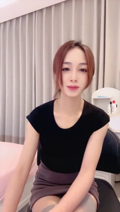 身材苗条新人长发妹子脱光光全裸诱惑 椅子上漏逼逼毛毛比较多逼逼还挺嫩 很是喜欢不要错过