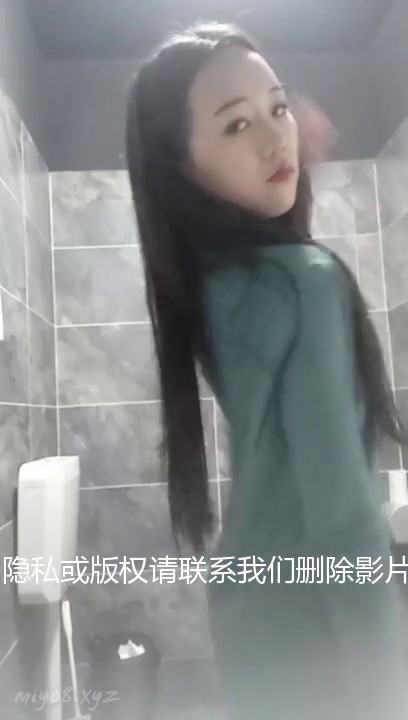 在美發店認識的漂亮發型設計師小姐姐,七夕節發大紅包換來的廁所尿尿摸B自拍