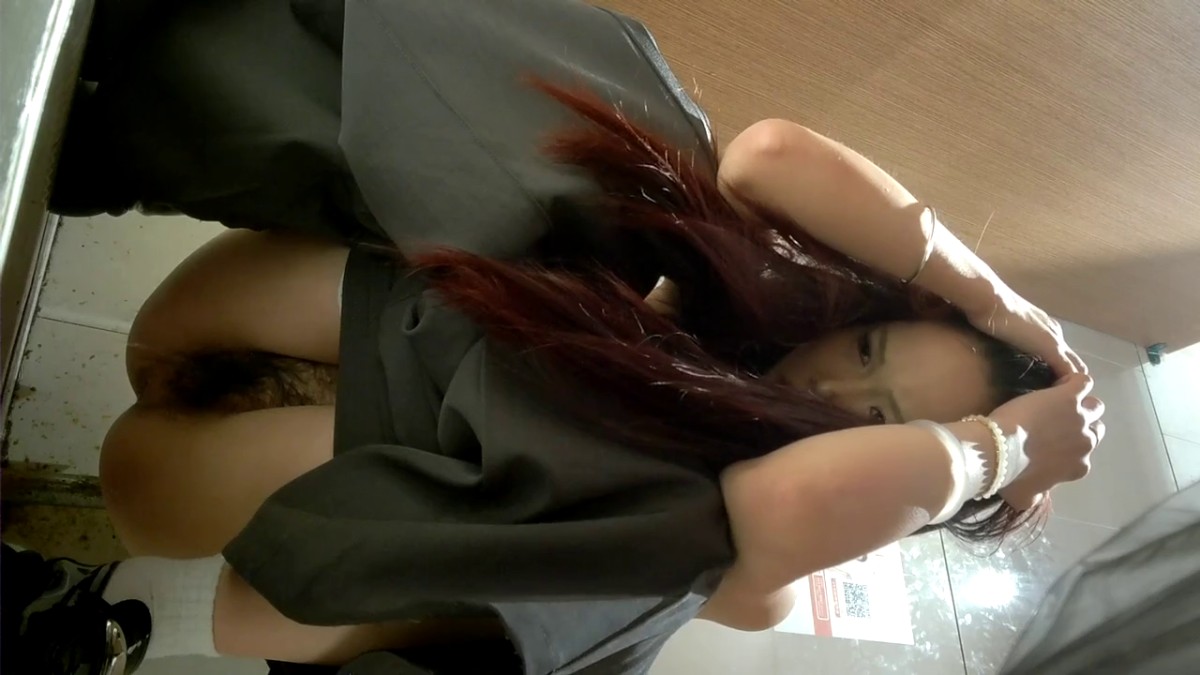 精品厕拍，美女如云女蹲厕真实偷拍，赏脸赏逼各种类型小姐姐方便，太炸了，都漂亮还有卡哇伊制服嫩妹1