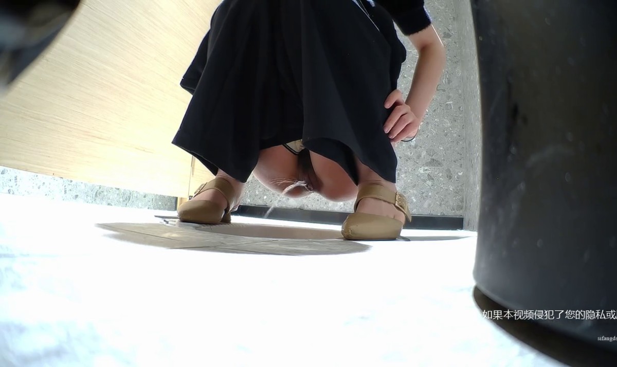 最屌自拍作品冷S停车场车震完水仙牌风油精搽逼逼疼不欲生然后商场玩露出露脸