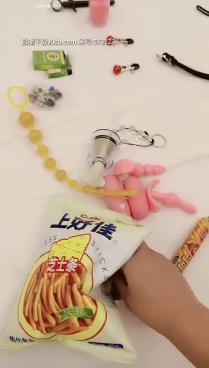 调教女奴，粗针管灌肠，屁眼里塞火腿肠，打火机电逼，最后没射出来只能把尿喂给女奴 (1)