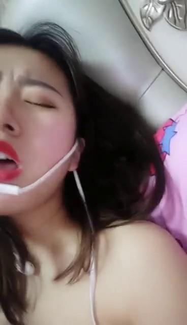 兔耳朵装扮萌妹子全裸床上自摸秀 逼逼挺嫩手指插入搞得很湿 呻吟诱惑喜欢不要错过