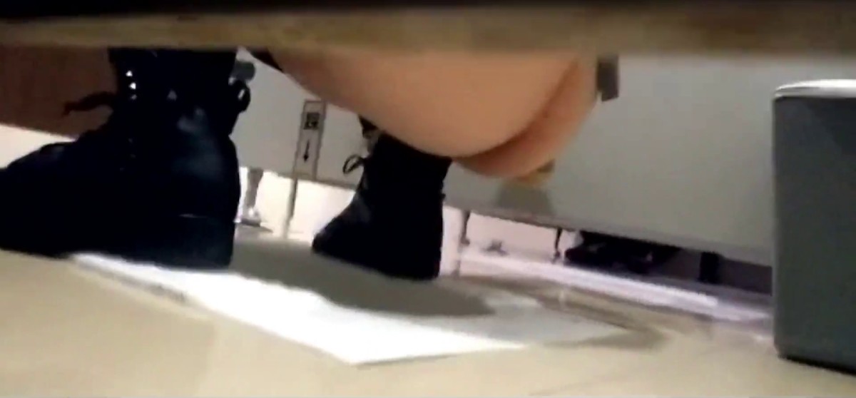 大陆某商场偷拍少妇小便 HD VIP 111