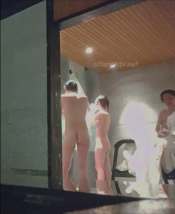 澡堂子内部员工偷入 几个年轻的嫩妹光溜溜的走过