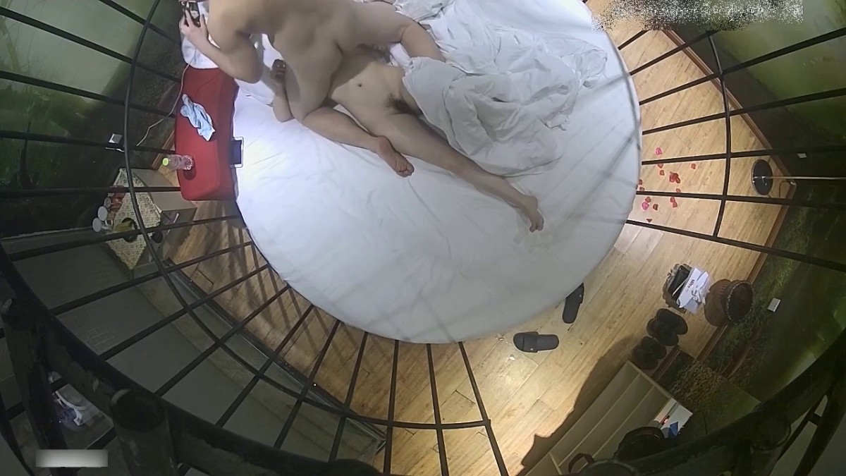 个性酒店俯拍接电话谎称在上班的大哥与大姐开房上演活春宫插完上面插下面很激情妹子喜欢女上位摇的很疯狂