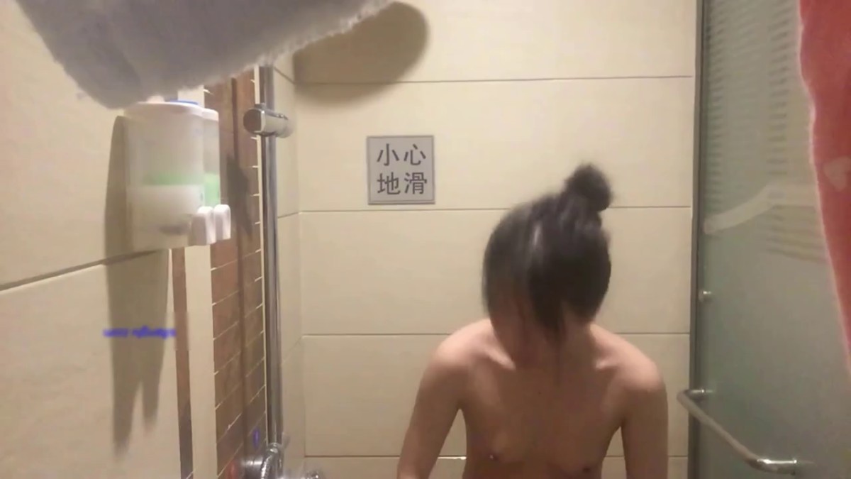 2019最新流出趁妹子洗澡不在意偷拍精选对白非常有意思