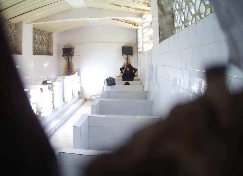 厕拍大神潜入人才市场公厕偷拍挑了几个年轻的妹子近距离拍真厉害不知道他是咋拍到的