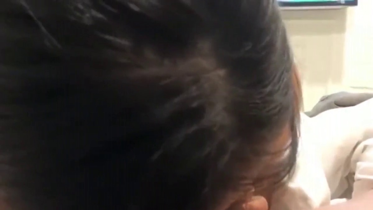 高挑性感的校花级大学美女不仅颜值一流下面更性感,毛少逼紧和男友宾馆啪啪边操边拍,小伙太性福了,国语对白!