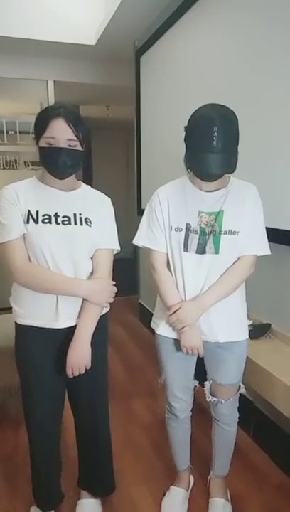 牛人调教了两个年轻妹子 非常听话 先站着等吩咐 脱掉衣服口交啪啪 十分淫荡