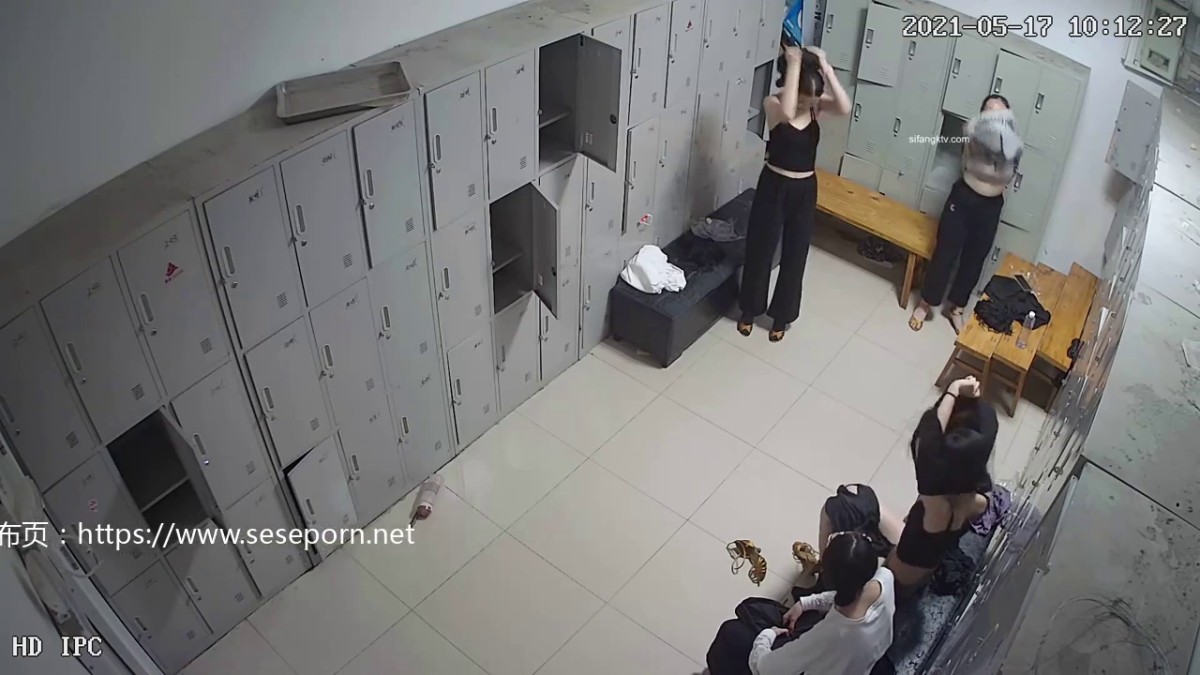 一邊操.一邊要求夜間部同學打給她男朋友打電話.操的啊啊叫還說在家里看電視