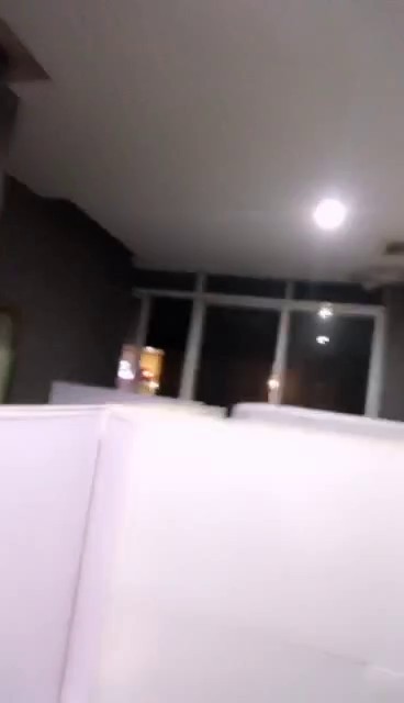 这个有点狠，女神陈丝丝网吧内聊完小哥哥去厕所内大秀，进去刚摆好位置脱了衣服突然来人，都被看到了瞬间吓尿