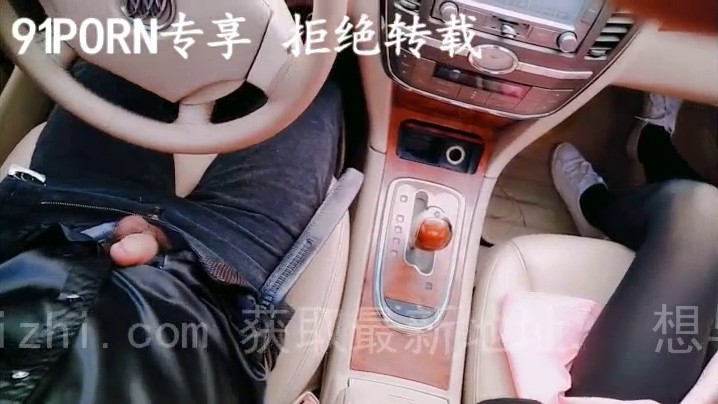 去医院接护士小嫂子玩野战，边开车边让她给我口交真刺激玩车震，下次衣服都没脱完就开草日她嘴