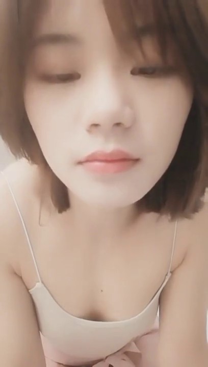 逼逼无毛颜值不错漂亮短发妹子 吊带装床上自摸扣逼掰开给你看 很是诱人喜欢不要错过