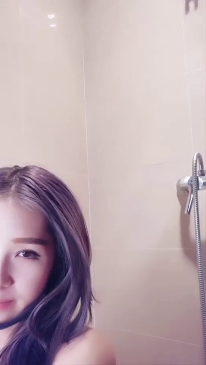 颜值不错苗条美女自慰秀第二部 浴室尿尿全裸玻璃棒抽插娇喘 很是诱惑喜欢不要错过