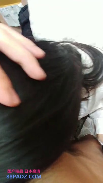 獨家網路熱點視訊：格子裙美女廁所口交啪啪