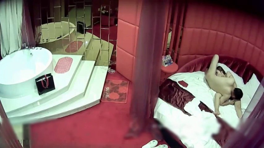 情趣酒店水滴摄像头监控偷拍很会玩的眼镜情侣各种姿势有点重温玉蒲团的感觉