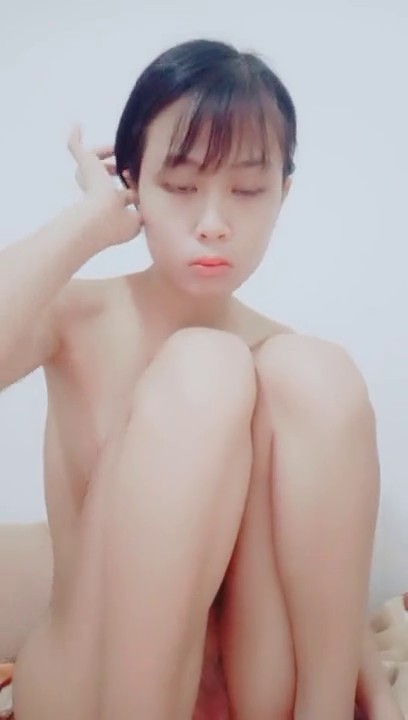 逼逼微毛苗条嫩妹子脱光光诱惑秀 看着年龄不大漏奶漏逼自摸 很是诱惑喜欢不要错过