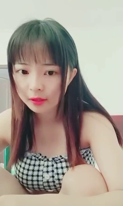 丰满漂亮年轻嫩妹主播 奶子又大又圆又挺 给炮友口交 小穴特写 很是诱人