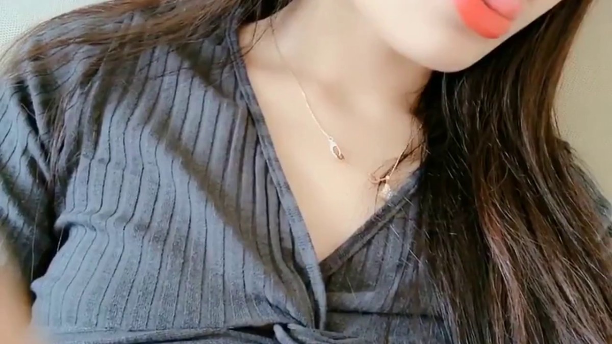 2019最新网红美少女『草莓味的软糖呀』会员版新作-性感换装女神 黑丝粉穴 长腿美乳  高清720P版 (2)