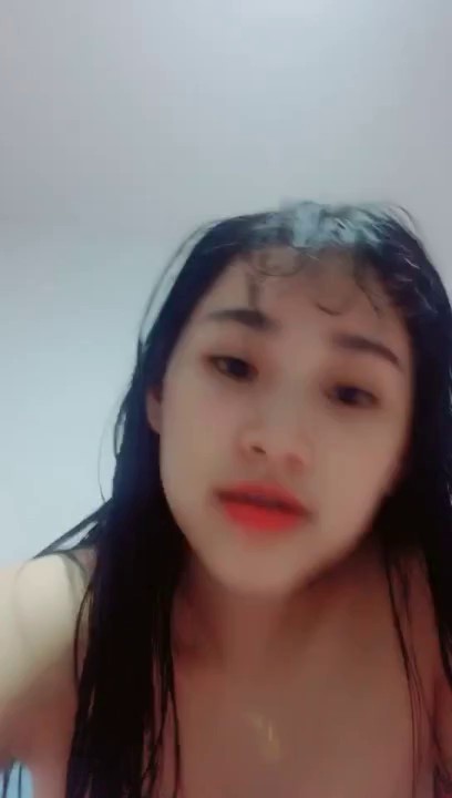 颜值不错大眼妹子洗完澡诱惑下 床上掰开逼逼自摸下毛毛比较浓密 很是诱惑喜欢不要错过