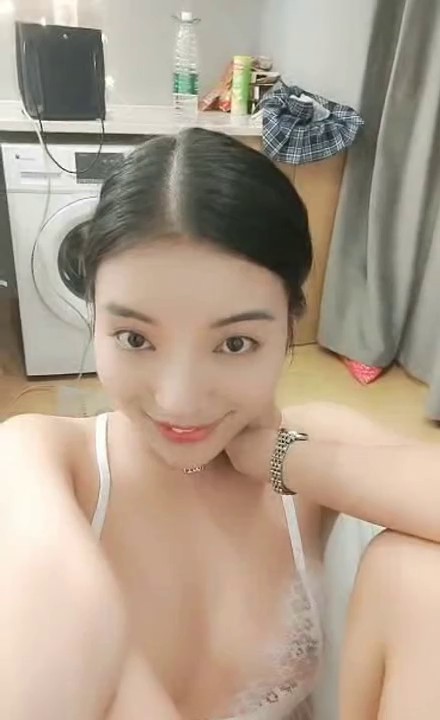 高颜值气质美女穿着透明薄纱情趣内衣 慢慢脱掉 搔首弄姿 十分诱人