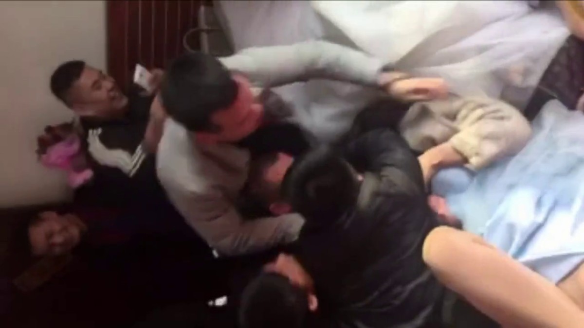 网络热搜结婚恶搞伴娘，伴娘因长着一对美乳被一群色狼围攻,胸罩都被掀翻直接伸手揉奶子